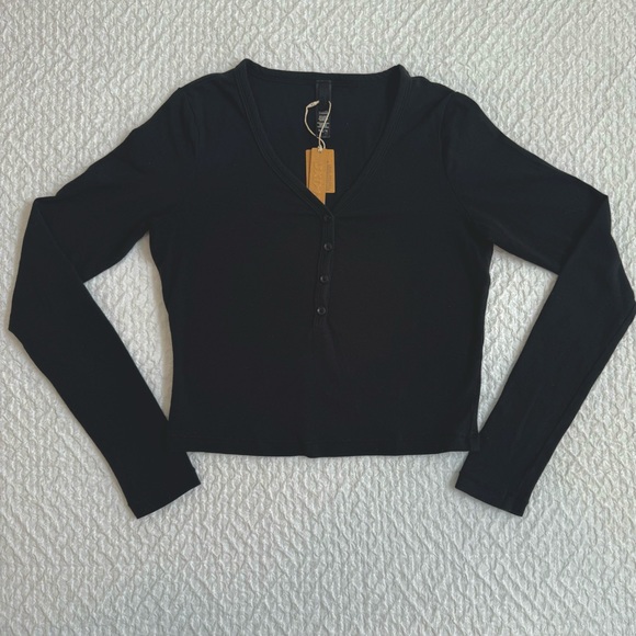 SKIMS NEW VINTAGE LONG SLEEVE CROPPED HENLEY - Picture 7 of 9